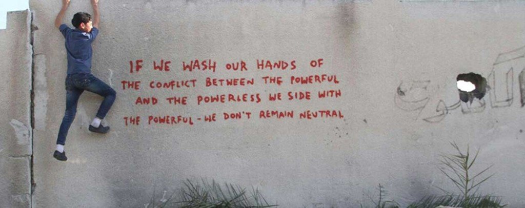 Banksy: "Se ci laviamo le mani in un conflitto tra potenti e inermi, stiamo dalla parte dei potenti. Non siamo neutrali"