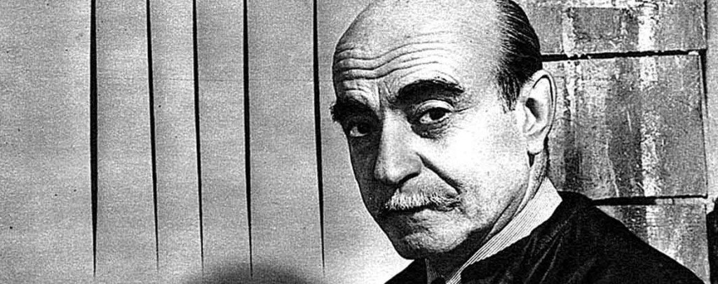 Lucio Fontana con una sua tela tagliata