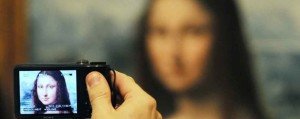 Un'opera d'arte vista dall'obiettivo di una macchina fotografica