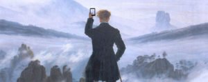 "Viandante sul mare di nebbia" di Caspar David Friedrich, rivisitazione moderna con fotografia