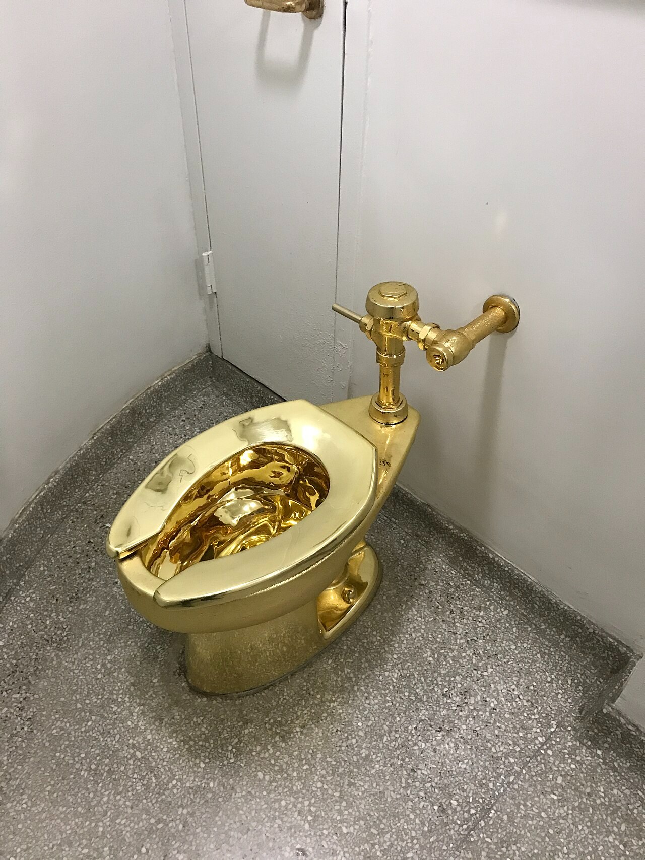 Il water in oro massiccio America di Maurizio Cattelan visto dall'alto