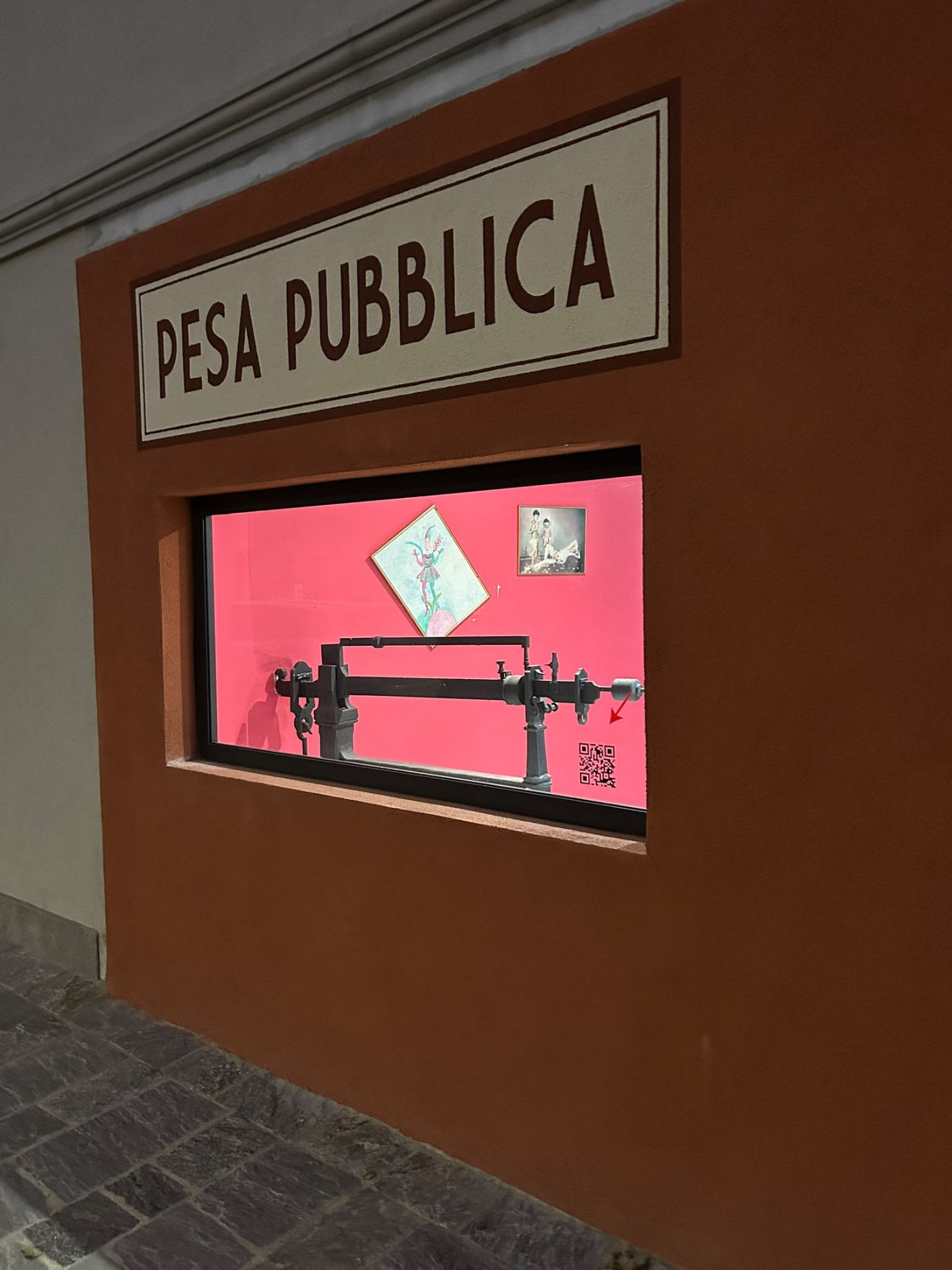 La vetrina della Pesa Pubblica di Maleo con le opere di Luigi Ontani