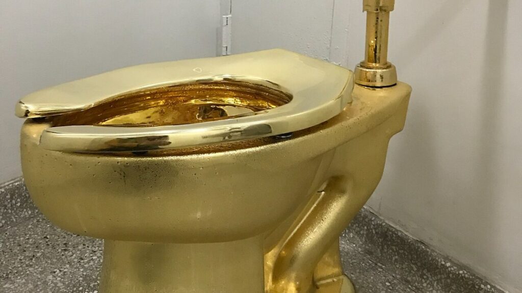 America, il water d'oro di Maurizio Cattelan