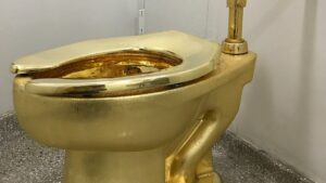 America, il water d'oro di Maurizio Cattelan